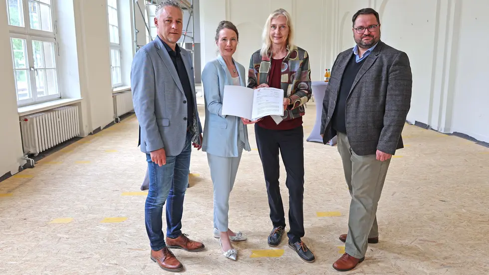 Landrat Carsten Michaelis, Kuratorin Annika Weise, Kulturamtsleiterin Dr. Bianca Dommes, Bürgermeister Sebastian Lasch im Westflügel (v.l.) Landrat Carsten Michaelis, Kuratorin Annika Weise, Kulturamtsleiterin Dr. Bianca Dommes, Bürgermeister Sebastian Lasch im Westflügel (v.l.)