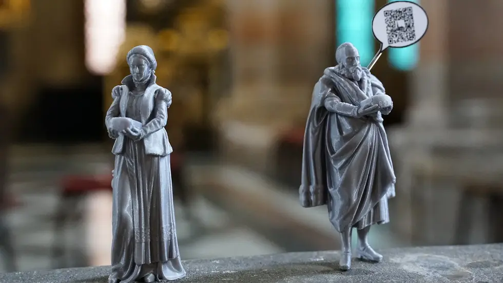 Diese Mini-Kopien sind vor dem Dom zu sehen. Beim Abscannen des Codes startet das Augmented-Reality-Video. Diese Mini-Kopien sind vor dem Dom zu sehen. Beim Abscannen des Codes startet das Augmented-Reality-Video.