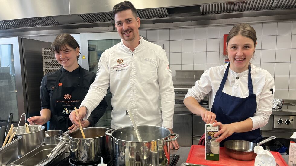 Philipp Haufe, selbst preisgekrönter Koch aus Heeselicht, übt mit Marlene Schweizer (li.) und Franka Schneider für die DM Philipp Haufe, selbst preisgekrönter Koch aus Heeselicht, übt mit Marlene Schweizer (li.) und Franka Schneider für die DM