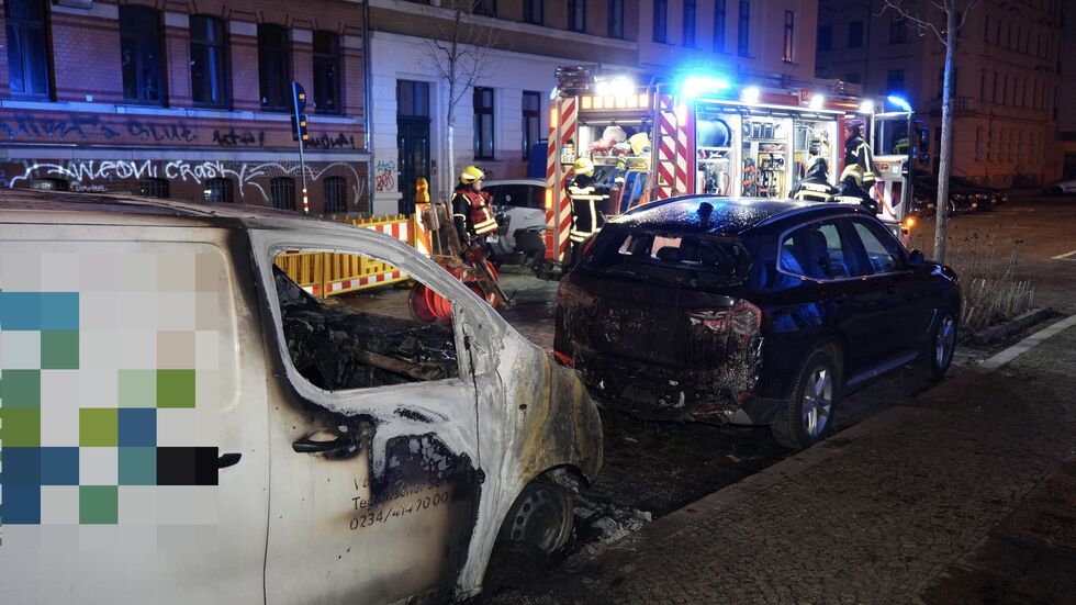 Auch das davor geparkte Auto wurde durch die Flammen schwer beschädigt.