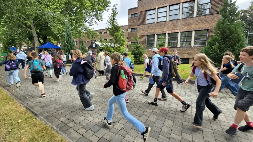 Ferienkinder stürmen das Gelände der Pestalozzischule. 