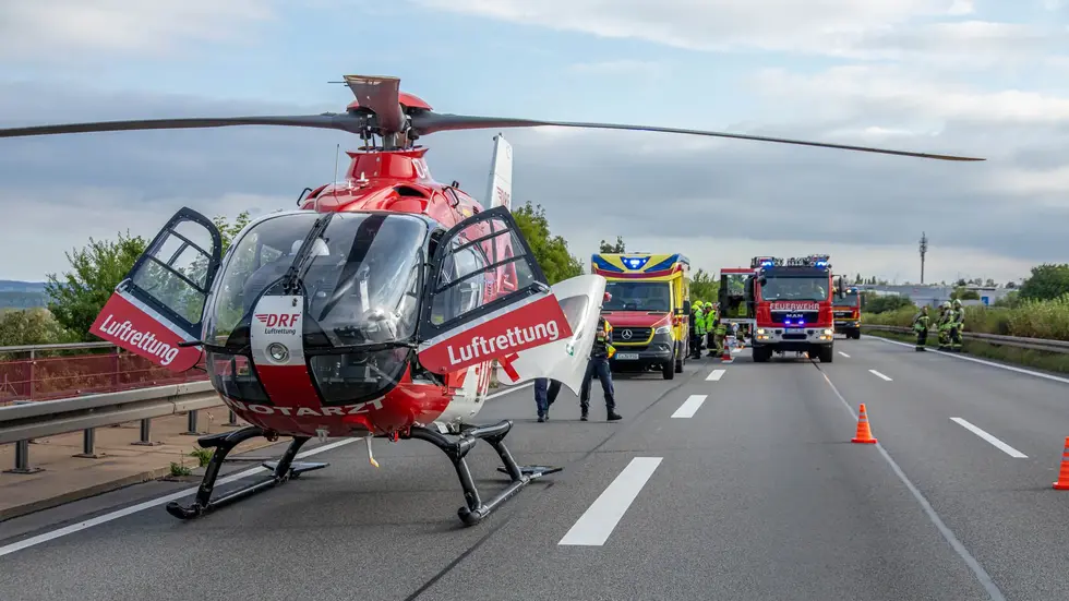 Zwei schwere Unfälle auf der A 72 bei Stollberg sorgen für Vollsperrungen und kilometerlange Staus. Eine Autofahrerin wurde schwer verletzt, ein Motorradfahrer per Hubschrauber in eine Klinik gebracht.
Zwei schwere Unfälle auf der A 72 bei Stollberg sorgen für Vollsperrungen und kilometerlange Staus. Eine Autofahrerin wurde schwer verletzt, ein Motorradfahrer per Hubschrauber in eine Klinik gebracht.