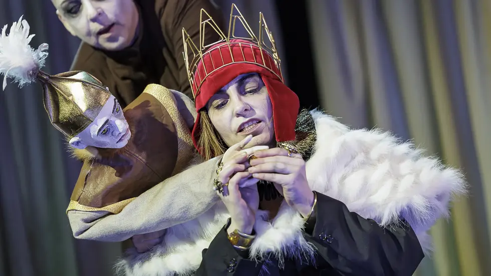 Schauspielerin Claudia Lüftenegger verkörpert die Hauptfigur in dem Stück.