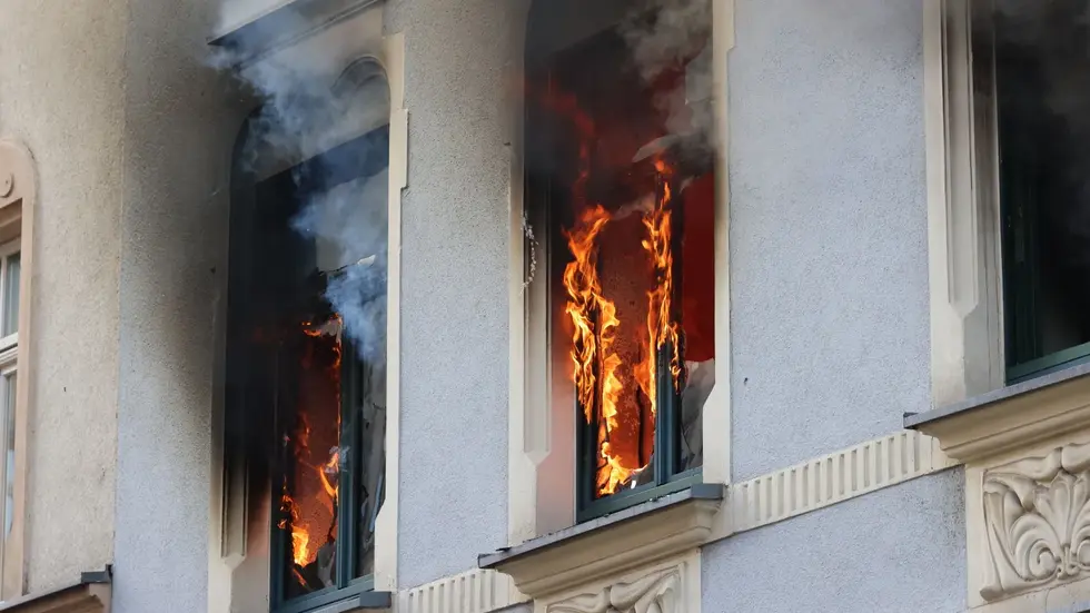 Bei einem Wohnungsbrand in der Gießerstraße werden vier Menschen verletzt. Ein Mann schwebt in Lebensgefahr. Bei einem Wohnungsbrand in der Gießerstraße werden vier Menschen verletzt. Ein Mann schwebt in Lebensgefahr.
