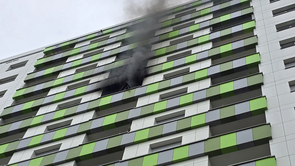 Rauch dringt aus der 13. Etage
