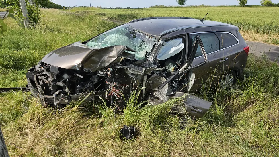 Ein beteiligtes Auto wurde bei dem Unfall schwer beschädigt. Ein beteiligtes Auto wurde bei dem Unfall schwer beschädigt.