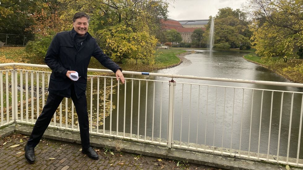 Freude bei Leipzigs Umweltbürgermeister Heiko Rosenthal: Die Fontäne im Leipziger Schwanenteich sprudelt endlich. Freude bei Leipzigs Umweltbürgermeister Heiko Rosenthal: Die Fontäne im Leipziger Schwanenteich sprudelt endlich.