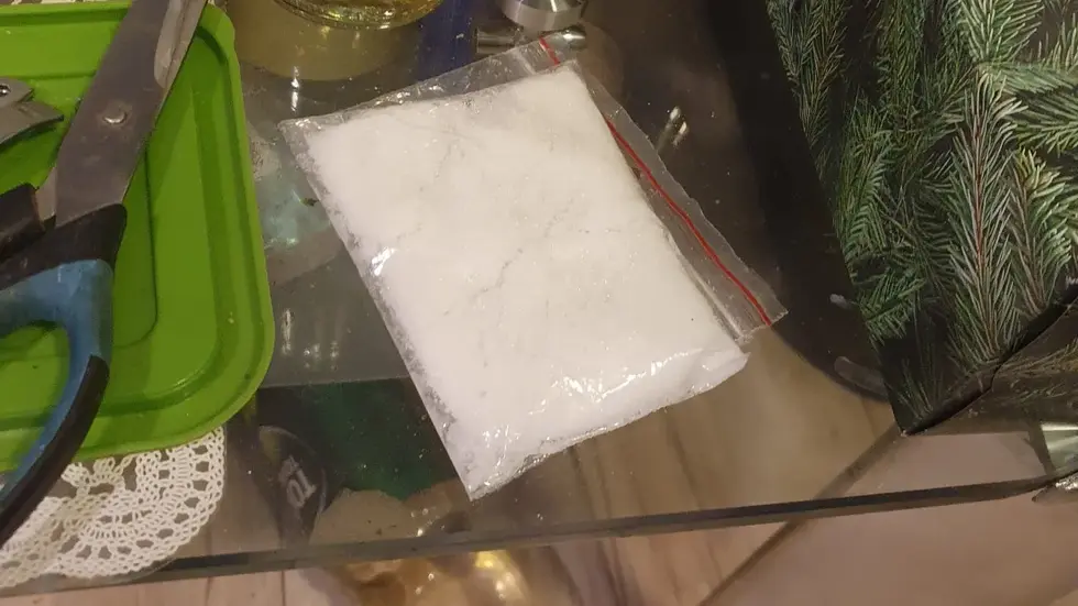 Bei der Frau zuhause wurde mehr als ein halbes Kilo Methamphetamine gefunden. Bei der Frau zuhause wurde mehr als ein halbes Kilo Methamphetamine gefunden.