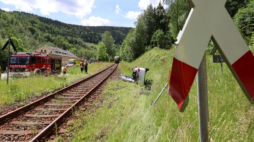 Die Bahnstrecke wurde vorübergehend gesperrt. Es gab erhebliche Einschränkungen im Bahn- und Straßenverkehr. Die Bahnstrecke wurde vorübergehend gesperrt. Es gab erhebliche Einschränkungen im Bahn- und Straßenverkehr.
