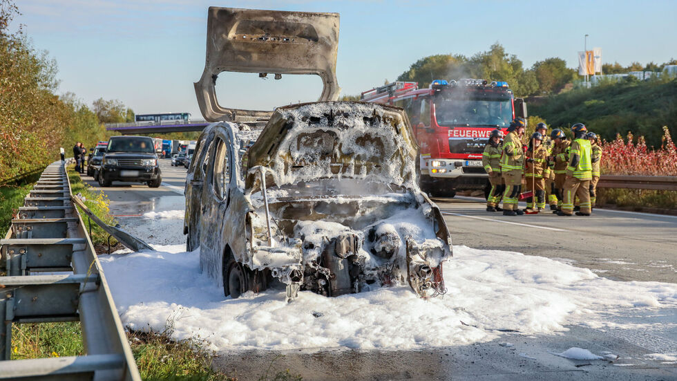 Der Citroen ist komplett abgefackelt, nur noch ein Wrack. Die A 72 ist zwischen Chemnitz und Zwickau immer noch voll gesperrt