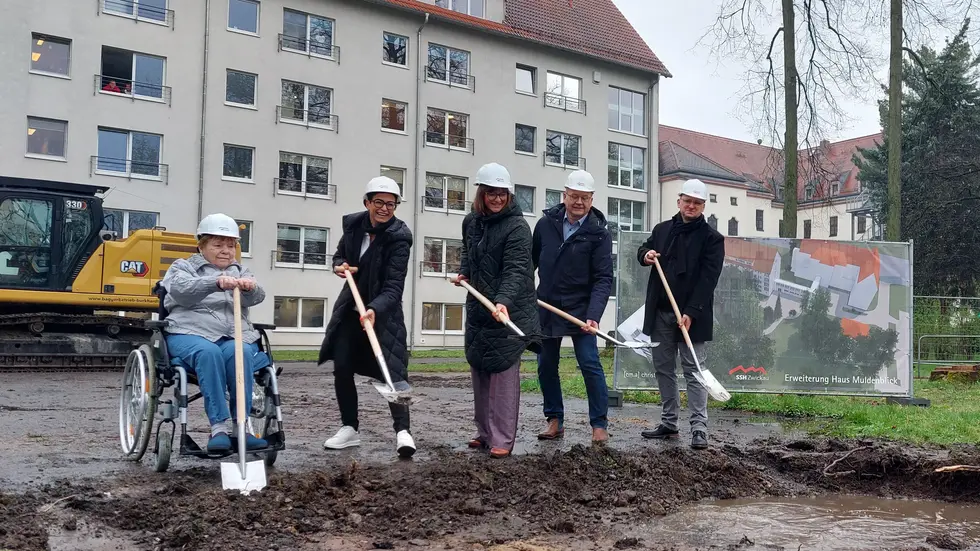 Den ersten Spatenstich übernahmen (v.r.n.l) Christian Mertens (Architekt), Jens Geigenmüller (SSH-Geschäftsführer), Baubürgermeisterin Silvia Queck, Mandy Breitenborn (SSH-Aufsichtsrätin) und eine Bewohnerin vom "Haus Muldenblick".