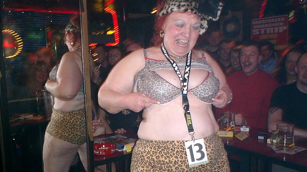 Eine Hausfrau tanzt in der Bar.