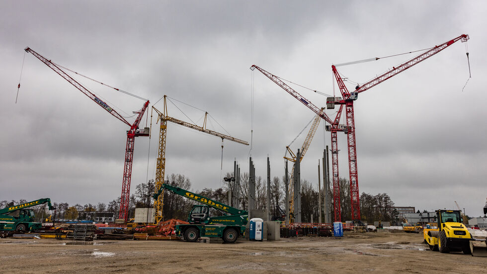  Kräne stehen auf einer Baustelle für das neue Schwarz Digits Rechenzentrum. Auf dem Gelände des ehemaligen Kraftwerks Lübbenau soll eines der größten und nachhaltigsten Rechenzentren in Deutschland entstehen.