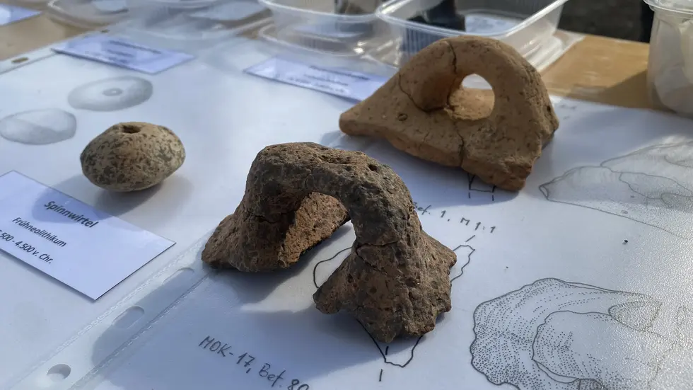 Gefundene Gegenstände, die beweisen sollen, dass die Menschen damals bereits Stoffe für Kleidung gesponnen haben. Gefundene Gegenstände, die beweisen sollen, dass die Menschen damals bereits Stoffe für Kleidung gesponnen haben.
