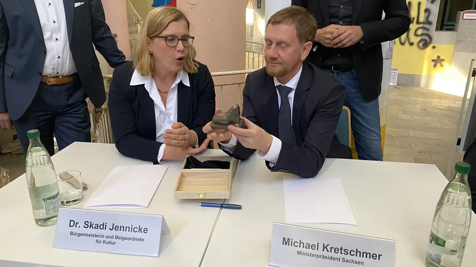 Leipzigs Kulturbürgermeisterin Skadi Jennicke (48, Linke) bei einem Termin im früheren Bowlingtreff auf dem Wilhelm-Leuschner-Platz mit Ministerpräsident Michael Kretschmer. 