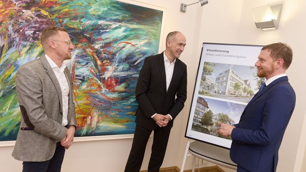 Ministerpräsident Kretschmer informierte sich am Dienstag über die Neubaupläne bei Zeiss Ministerpräsident Kretschmer informierte sich am Dienstag über die Neubaupläne bei Zeiss