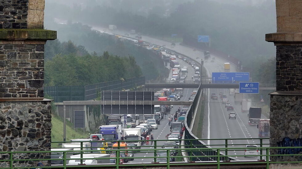 Nach einem Sprung von einer Brücke auf die A4 bei Chemnitz wurde die Autobahn am Freitag gesperrt.