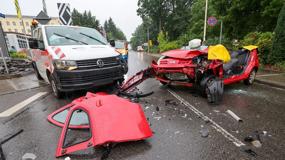 Die Unfallverursacherin war unterwegs in Richtung Breitscheidstraße. Warum sie auf die Gegenspur geriet, ist noch Gegenstand der Ermittlungen.