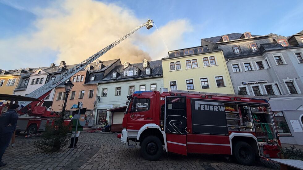 Über Stunden hatte das Feuer 120 Einsatzkräfte mit Löscharbeiten beschäftigt Über Stunden hatte das Feuer 120 Einsatzkräfte mit Löscharbeiten beschäftigt