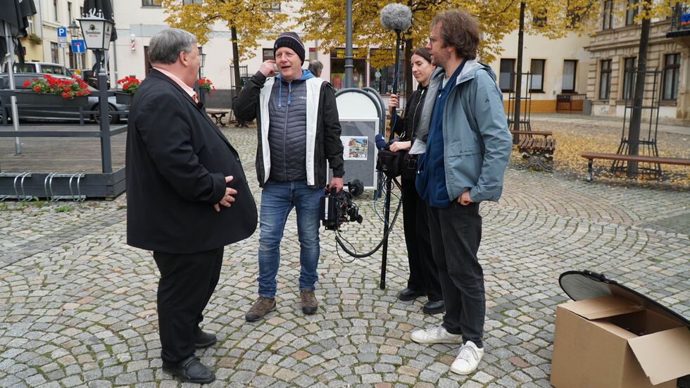 Team von "extra3" beim Dreh in Werdau, links Oberbürgermeister Sören Kristensen