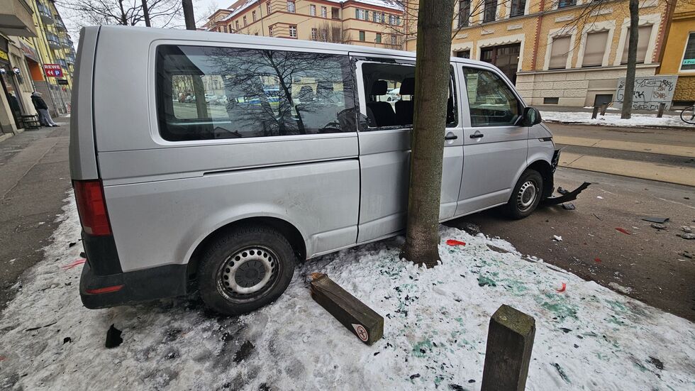 Eins der beschädigten Fahrzeuge auf der Wittenberger Straße in Leipzig-Eutritzsch.