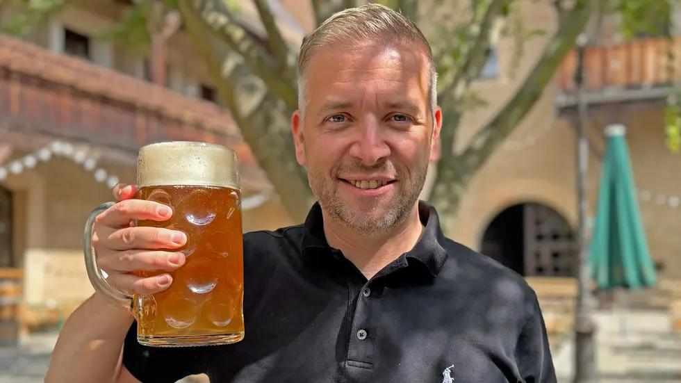 Posthalterei-Chef Florian Freitag will gern am Wochenende mit seinen Gästen anstoßen Posthalterei-Chef Florian Freitag will gern am Wochenende mit seinen Gästen anstoßen