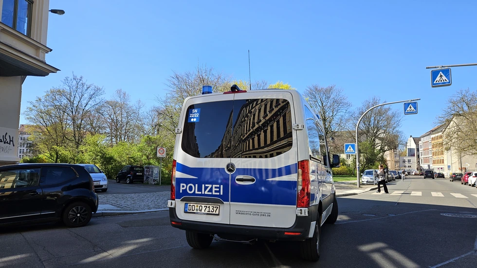 Das Polizeiauto markiert den Ort des Überfalls auf der Koehlerstraße. Das Polizeiauto markiert den Ort des Überfalls auf der Koehlerstraße.