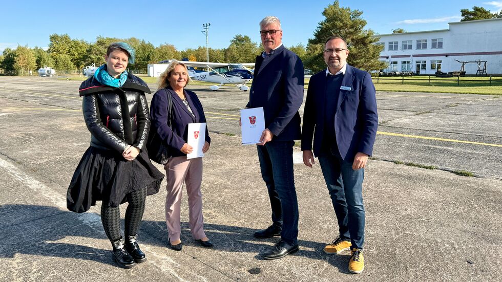 Henriette Klimke & Heike Gensing (Projektleiterin & Geschäftsführerin CIT GmbH), Hilmar Mißbach (Bürgermeister Welzow), Frank Steckling (Geschäftsführer Flugplatzbetriebsgesellschaft Welzow).