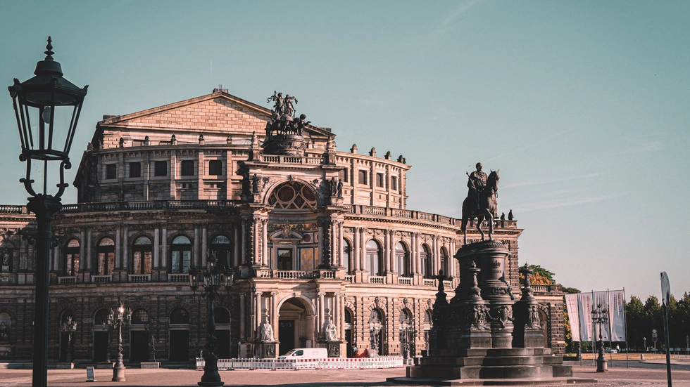 Der Mammutmarsch führt auch an der Dresdner Semperoper vorbei