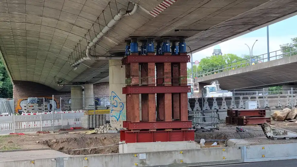 Die erste der vier Notstützen an der Brücke steht