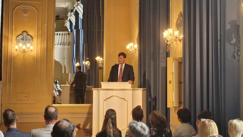 Conrad Clemens, Kultusminister Sachsen, beim "Handygipfel" im RoRo Gymnasium Dresden