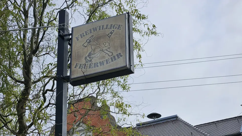 Kritik kommt auch von der hiesigen Freiwilligen Feuerwehr, sie befindet sich in dem Abschnitt. Kritik kommt auch von der hiesigen Freiwilligen Feuerwehr, sie befindet sich in dem Abschnitt.