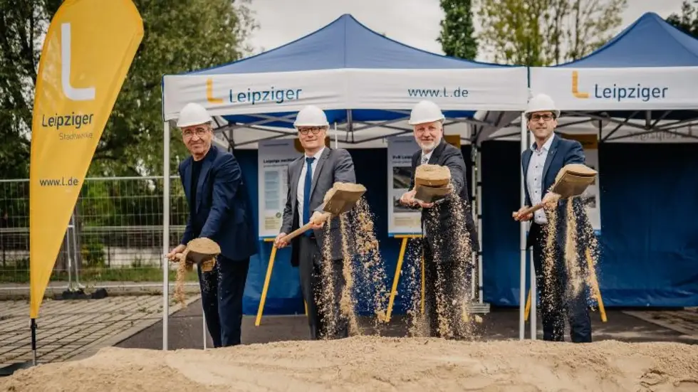 Bitte lächeln: Hier wird der erste Spatenstich für die neuen Solar-Carports gemacht. Bitte lächeln: Hier wird der erste Spatenstich für die neuen Solar-Carports gemacht.