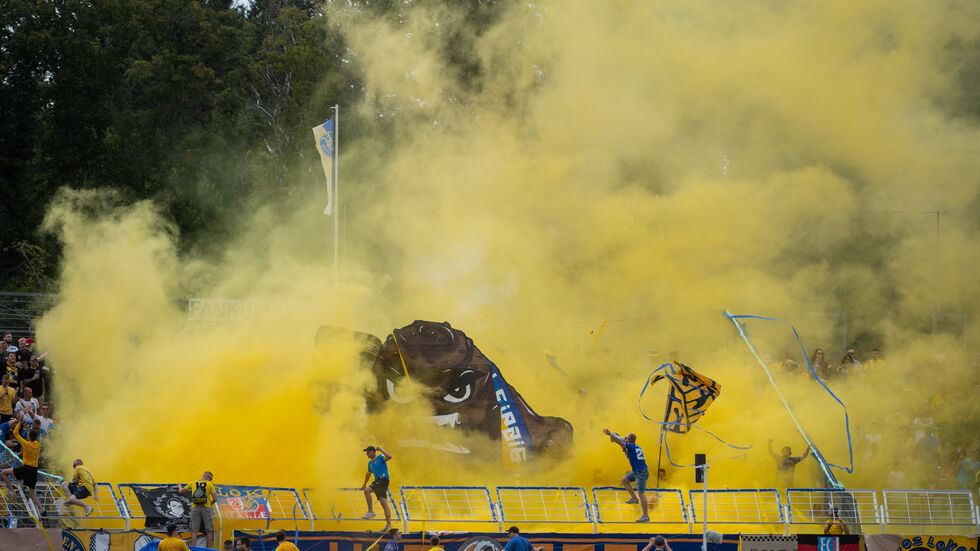 Fans des 1. FC Lokomotive Leipzig im Bruno-Plache-Stadion