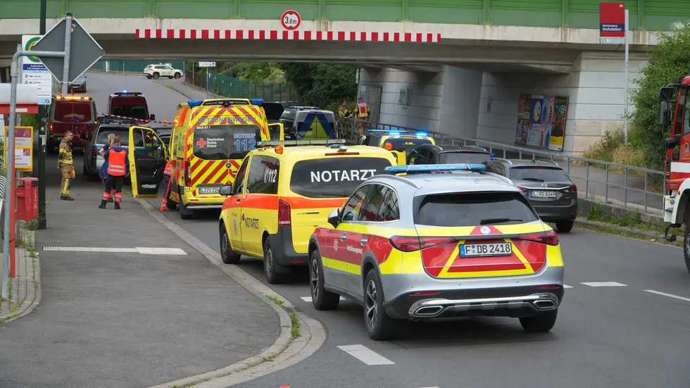 Rettungskräfte in der Nähe des Unfallorts. Rettungskräfte in der Nähe des Unfallorts.