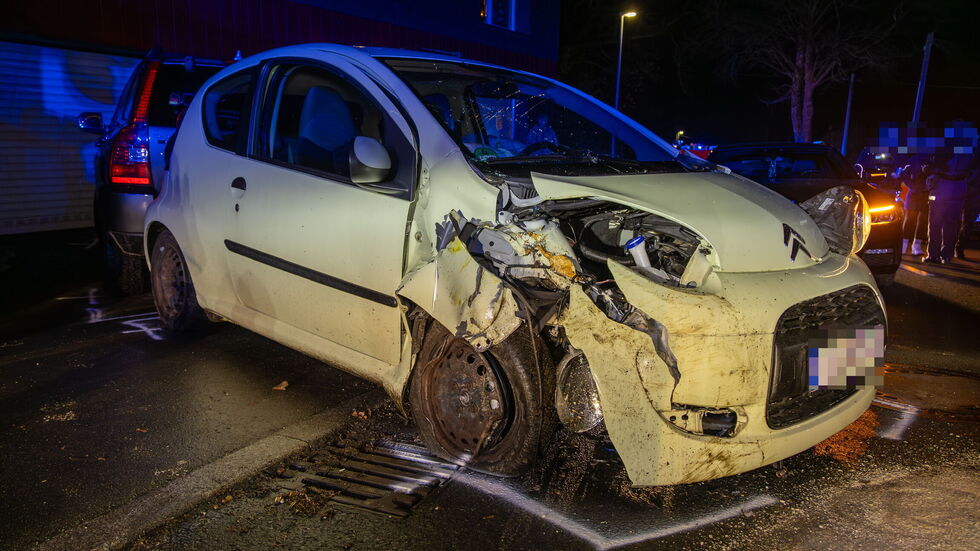 Die Fahrerin krachte erst gegen den Baum und schleuderte dann gegen ein geparktes Auto.