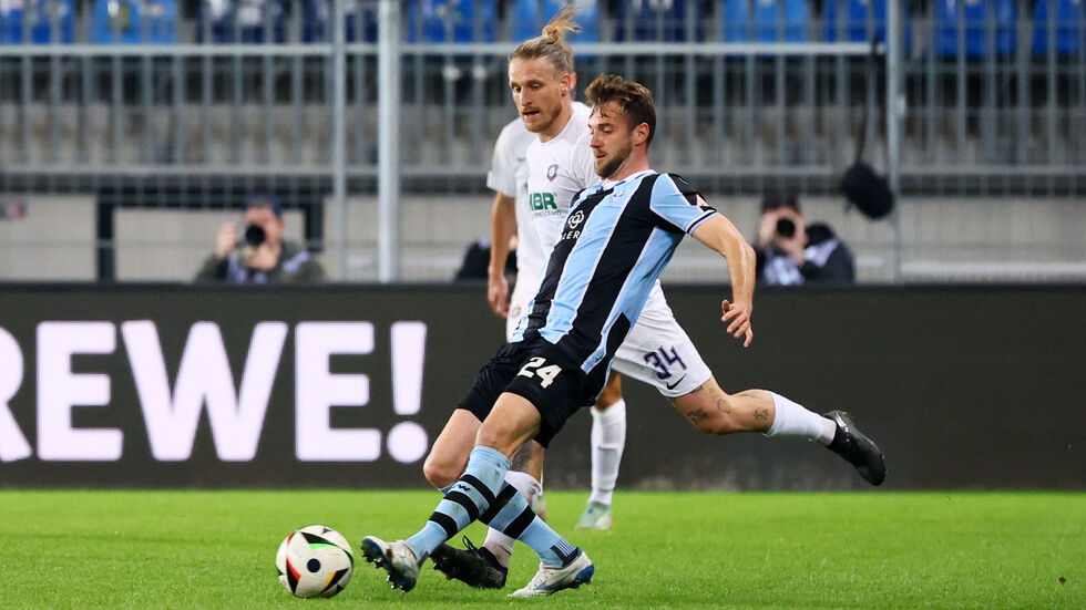 Veilchenspieler Marvin Stefaniak (hinten) hat hier das Nachsehen gegen Mannheims Lukas Klünter Veilchenspieler Marvin Stefaniak (hinten) hat hier das Nachsehen gegen Mannheims Lukas Klünter