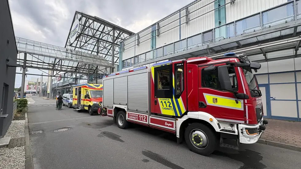 Nach etwa einer halben Stunde befreite die Feuerwehr die Leute aus ihrer misslichen Lage.