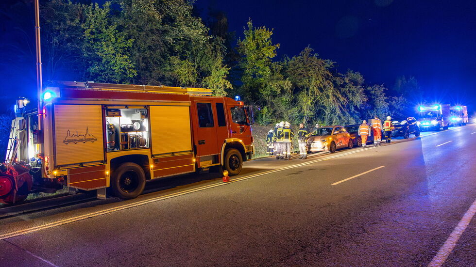 Die Feuerwehr Aue sicherte die Unfallstelle ab, leuchtete den Bereich aus und stellte den Brandschutz sicher. Zudem wurden ausgelaufene Betriebsmittel gebunden. 