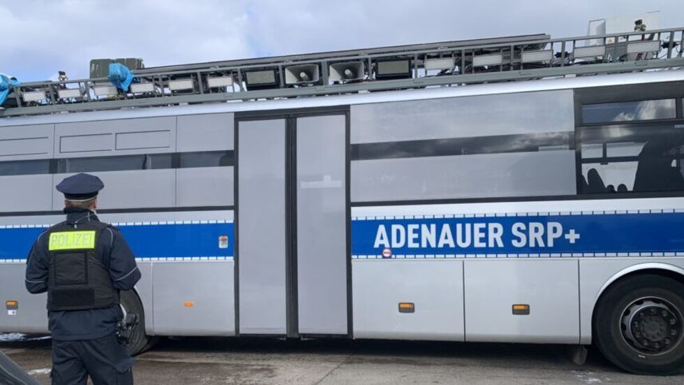Die Chemnitzer Polizei hat den sogenannten Adenauerbus von der Dekra untersuchen lassen. Das Ergebnis: Er ist nicht verkehrssicher. Die Chemnitzer Polizei hat den sogenannten Adenauerbus von der Dekra untersuchen lassen. Das Ergebnis: Er ist nicht verkehrssicher.