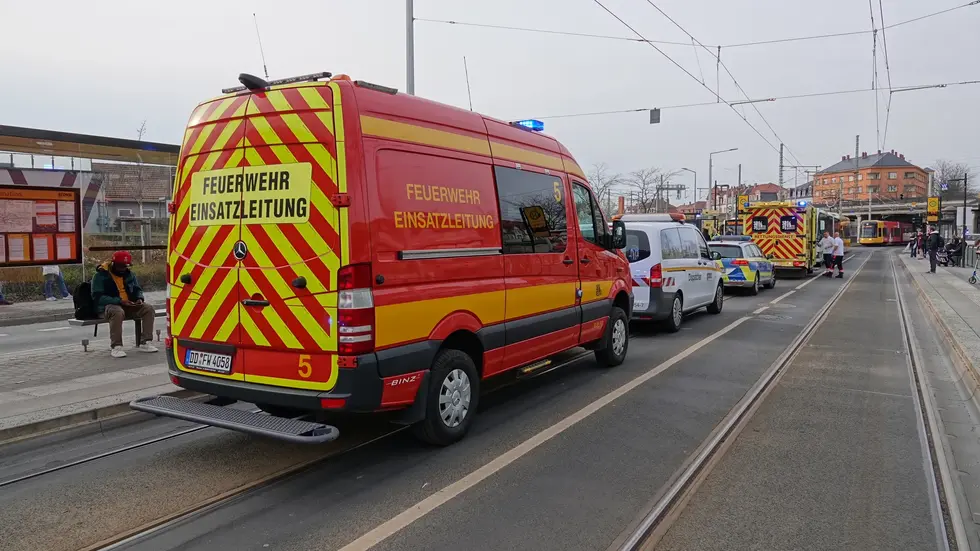 Die Bushaltestelle ist auf den Gleisen der Straßenbahn, die deshalb umgeleitet werden müssen