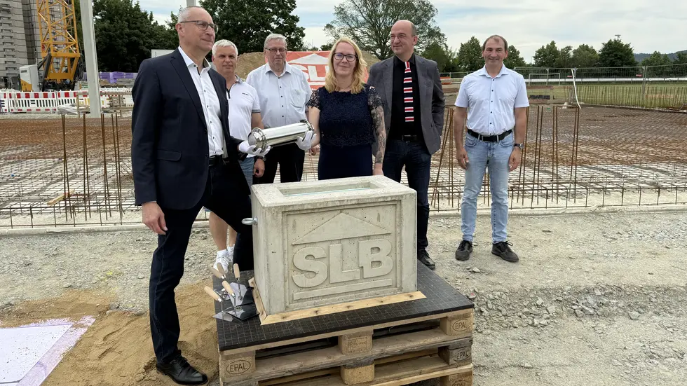 OB Karsten Vogt und Schulleiterin Nicole Krist mit der Zeitkapsel OB Karsten Vogt und Schulleiterin Nicole Krist mit der Zeitkapsel