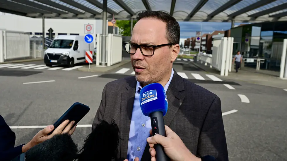 Dirk Panter am Mittwoch nach dem Gespräch mit Geschäftsleitung und Arbeitnehmervertretern von VW Sachsen Dirk Panter am Mittwoch nach dem Gespräch mit Geschäftsleitung und Arbeitnehmervertretern von VW Sachsen