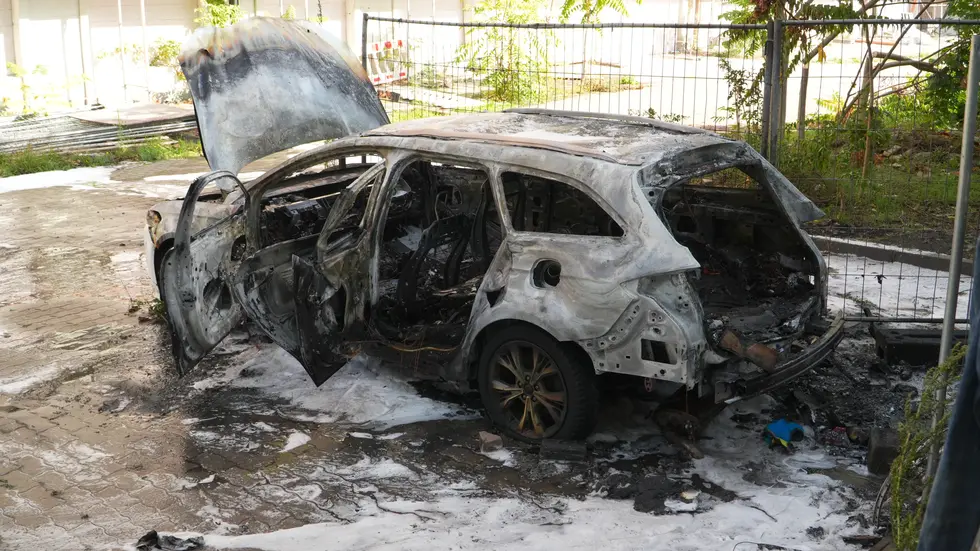Das abgefackelte Auto. Das abgefackelte Auto.
