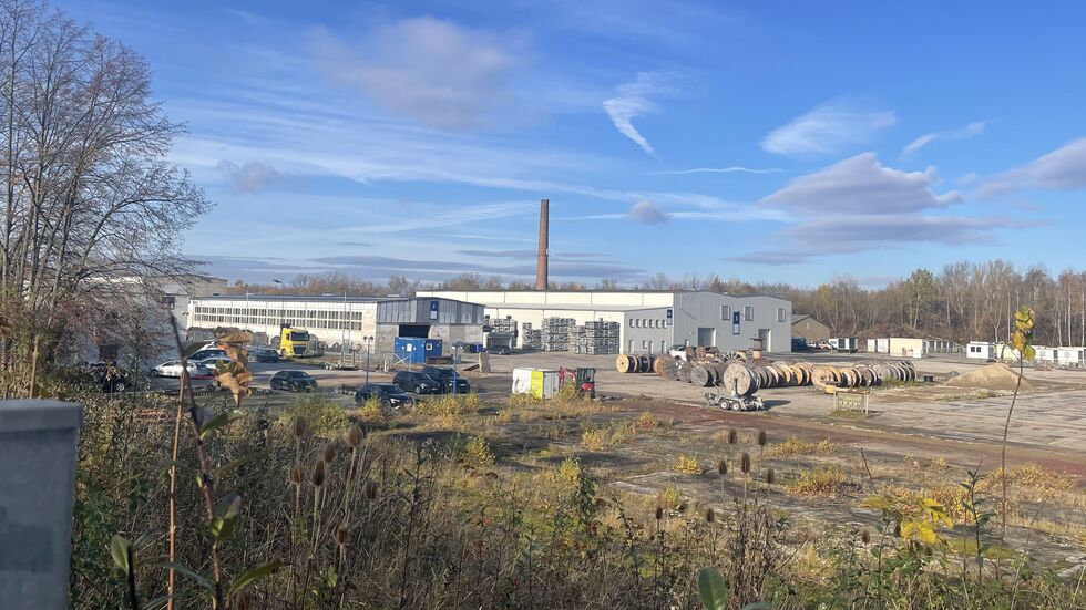 Hinter den Hallen in der ersten Reihe befinden sich zwei weitere.