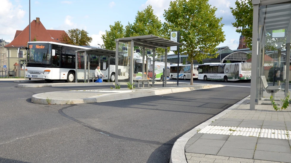 Busbahnhof Görlitz. Nicht alle Räder stehen still. Die OVO-Linien werden betrieben. Busbahnhof Görlitz. Nicht alle Räder stehen still. Die OVO-Linien werden betrieben.