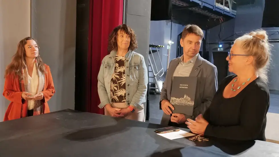 BU: Theaterchefin Ann-Kristin Böhme berichtet BM Sebastian Schöne und Familienamtsleiterin Katrin Nestler (v.l.n.r.) von den tollen Angeboten, die der Herbstspielplan für die Kinder und Jugendlichen bereit hält BU: Theaterchefin Ann-Kristin Böhme berichtet BM Sebastian Schöne und Familienamtsleiterin Katrin Nestler (v.l.n.r.) von den tollen Angeboten, die der Herbstspielplan für die Kinder und Jugendlichen bereit hält