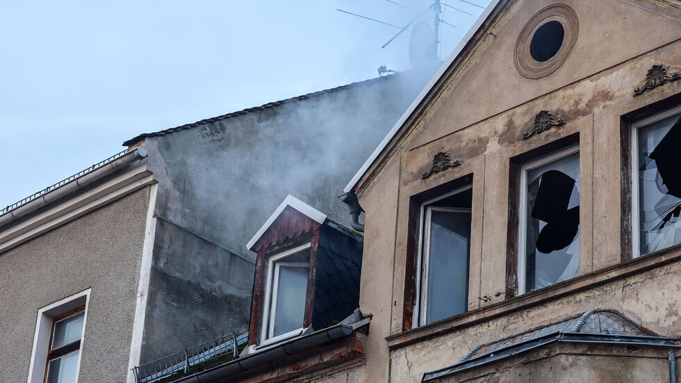 Nach Angaben der Polizei brach das Feuer gegen 6.35 Uhr in dem Mehrfamilienhaus aus.