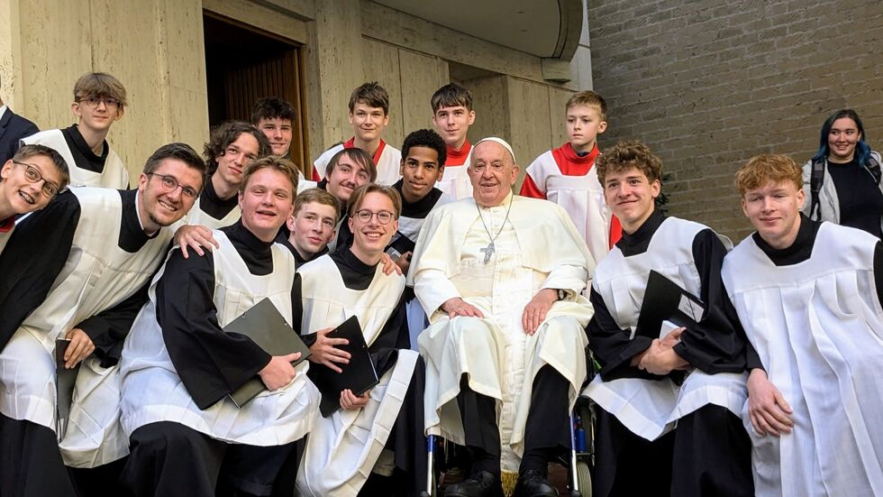 Die Kapellknaben mit Papst Franziskus, dem Vorgänger von Leo XIV.  Die Kapellknaben mit Papst Franziskus, dem Vorgänger von Leo XIV.