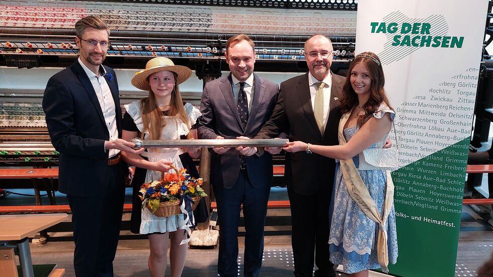 Die Staffelstabübergabe v.l.n.r. mit Ronald Kretzschmar (Oberbürgermeister Sebnitz), Jolien Kirschner (Sebnitzer Blumenmädchen), Landtagspräsident Alexander Dierks, Plauens Oberbürgermeister Steffen Zenner und Spitzenprinzessin Maxi Schulz.